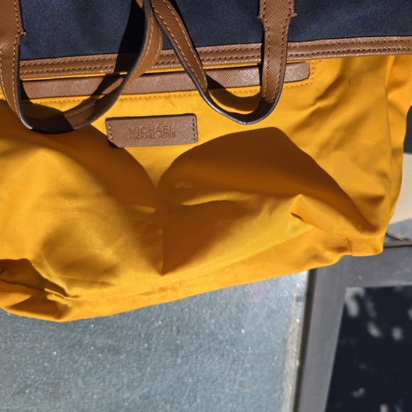 MICHAEL KORS KEMPTON POCKETS SHOULDER BAG LEATHER / NYLON - Picture 10 of 15